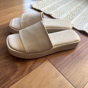 WORN ONCE LIKE NEW SIZE 8 PLATFORM BEACH SLIDES